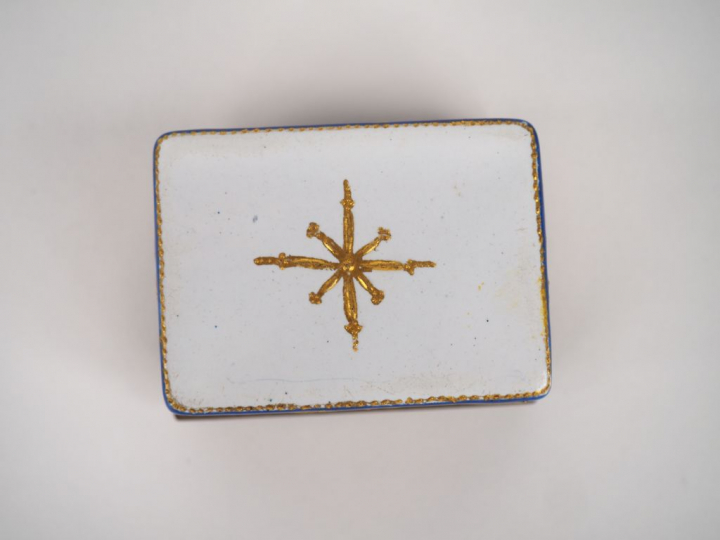 Boîte à mouches fin XVIIIème début  XIXème en porcelaine polychrome re