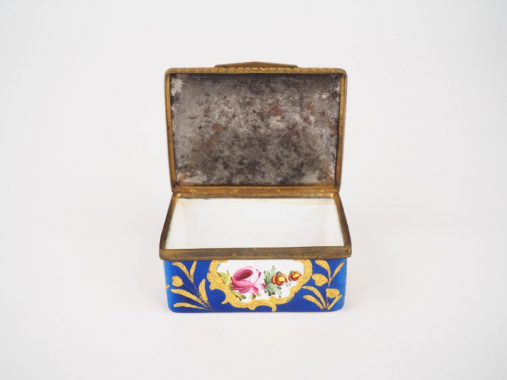 Boîte à mouches fin XVIIIème début  XIXème en porcelaine polychrome re