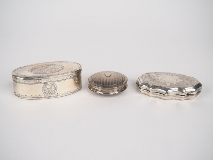 Trois boites en argent XVIIIème, fin XVIIIème et début XIXème à décor 