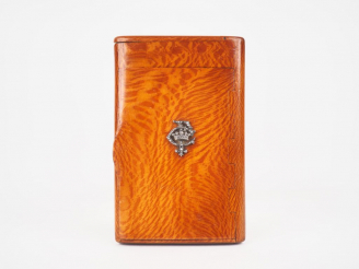 Vente aux enchères Tabatière en charme (?) ornée d'un monogramme constitué de diamants ta