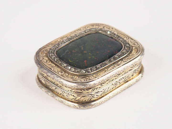 Boîte à pilules en argent gravé à décor de rinceaux, couvercle orné de