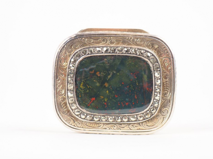 Boîte à pilules en argent gravé à décor de rinceaux, couvercle orné de
