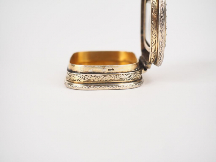 Boîte à pilules en argent gravé à décor de rinceaux, couvercle orné de