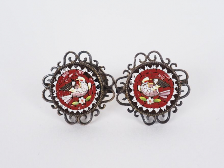 Paire de boutons de col 1900 en métal argenté et micromosaïque à décor
