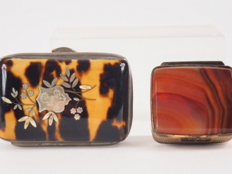 Vente aux enchères Boîte à pilules en agate et métal doré. On y joint un porte-monnaie en