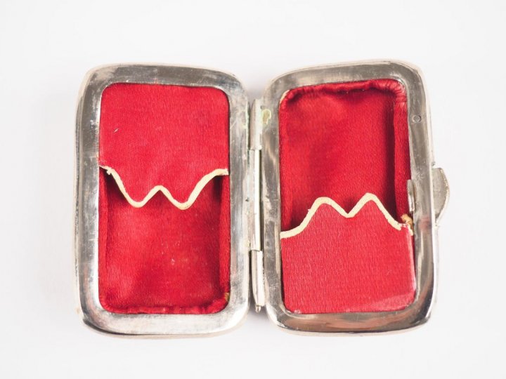 Boîte à pilules en agate et métal doré. On y joint un porte-monnaie en