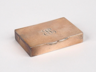 Vente aux enchères Boîte à pilules en vermeil, monogramme Poinçon minerve. Poids : 48 g D