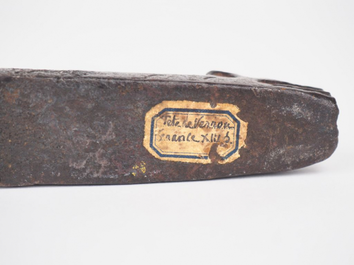 Tête de verrou Haute-Epoque en fonte à décor d'une tête de chien. L. 1