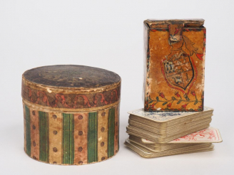 Vente aux enchères Boîte couverte XVIIIème en carton maché à décor polychrome de motifs g