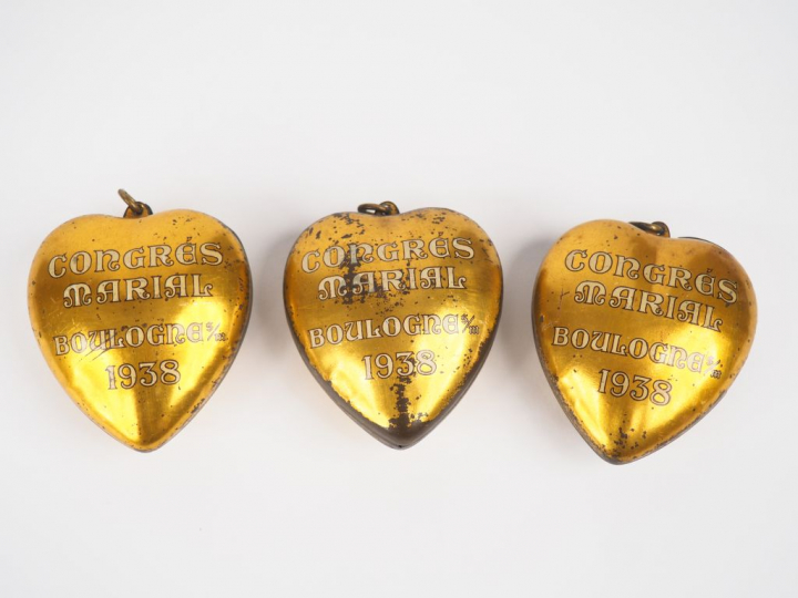3 cœurs de Jésus en tôle dorée souvenirs du congrès marial à Boulogne 