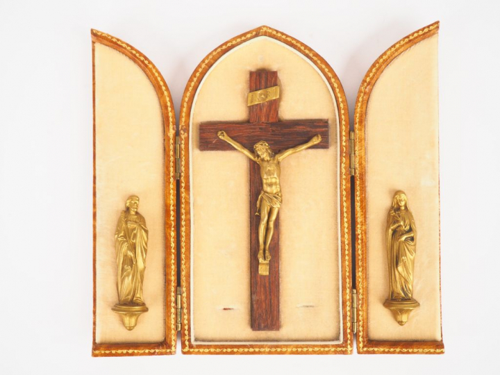 Tryptique reliquaire en cuir, bronze et velours figurant le Christ sur