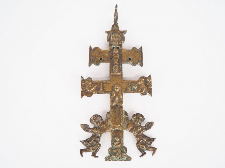 Croix dite de "Caravaca" en bronze à décor en relief de Saints Personn