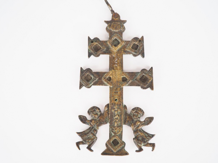 Croix dite de "Caravaca" en bronze à décor en relief de Saints Personn