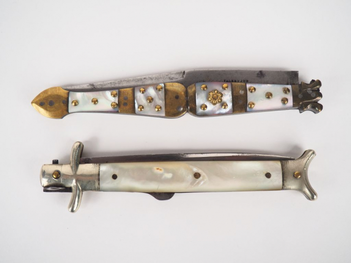 2 couteaux en nacre, métal argenté et laiton. L. 26 cm. L. 26 cm.  L. 