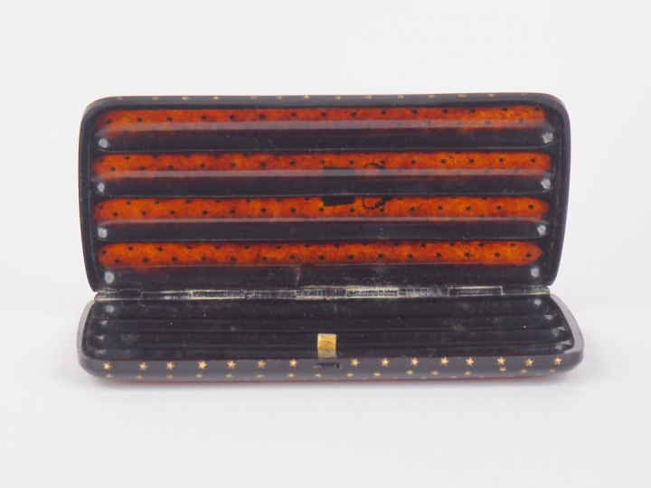 Boîte à cigares Napoléon III en écaille brune et or (ou pomponne), à d