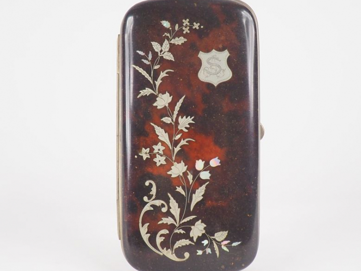 Etui à binocles Napoléon III de style Louis XVI en écaille et incrusta