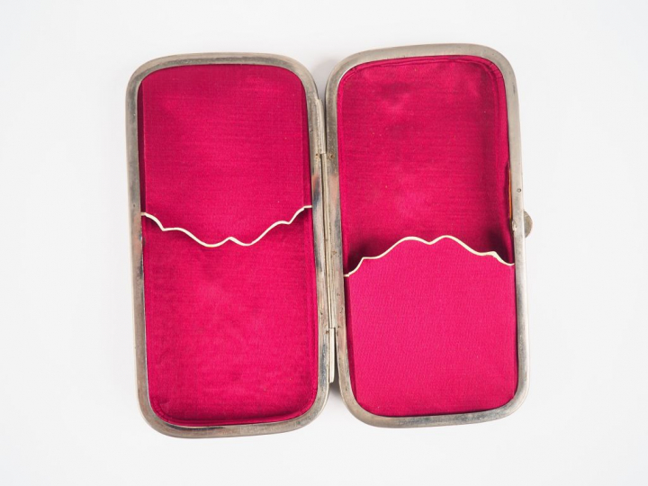 Etui à binocles Napoléon III de style Louis XVI en écaille et incrusta