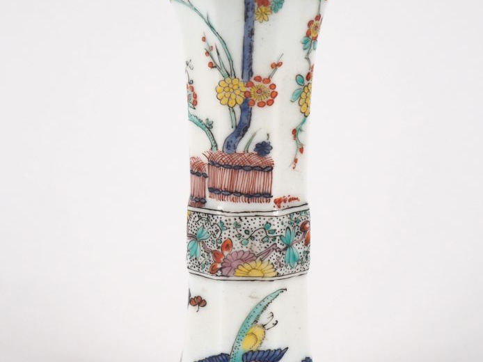 Vase cornet XIXème en porcelaine à décor Kakiémon. Signature à la trom