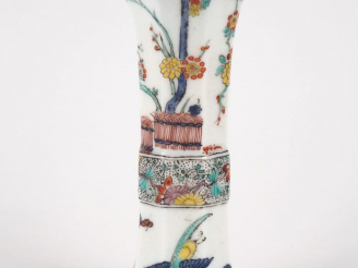 Vente aux enchères Vase cornet XIXème en porcelaine à décor Kakiémon. Signature à la trom