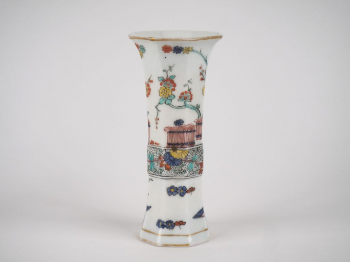 Vase cornet XIXème en porcelaine à décor Kakiémon. Signature à la trom