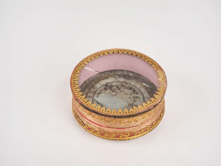 Boîte Louis XVI en carton maché, métal doré et perles à décor de fleur