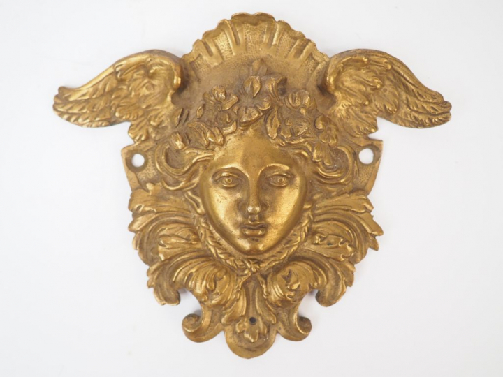 Bronze d’ameublement XIXème figurant un visage de jeune femme ailée. D