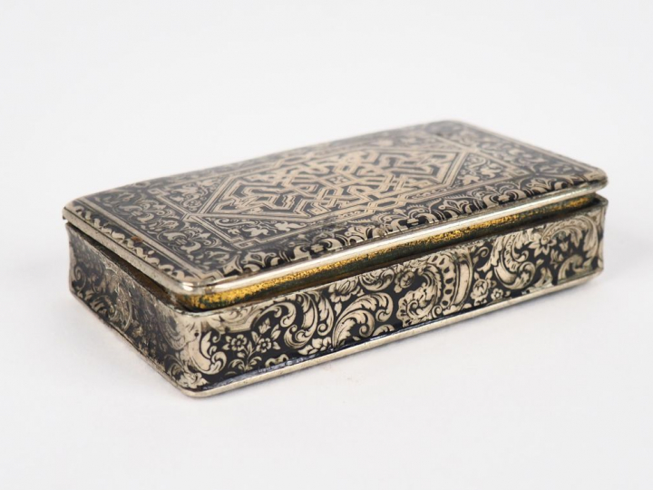 Tabatière en métal, à décor niellé d'entrelacs et rinceaux feuillagés.