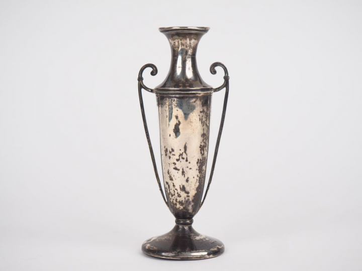 Petit vase à anses en argent anglais. H. 14,5 cm Poids. 77 g  (petits 