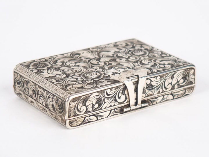 Etui à cigarettes de dame en argent 800, formant poudrier, à décor de 
