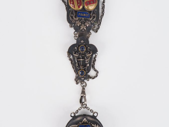 Châtelaine Napoléon III en métal argenté et émail polychrome, à décor 