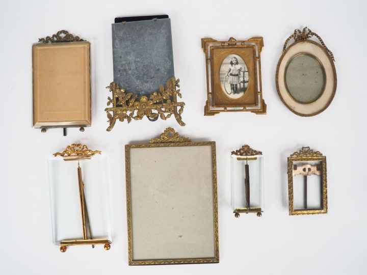 8 différents cadres porte-photos en laiton de style Louis XVI. Dim. De