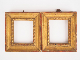 Vente aux enchères Paire de cadres pour miniatures en bois et stuc doré à décor de perles