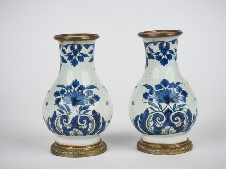 Paire de soliflores XIXème en faïence à décor de fleurs en camaieu ble