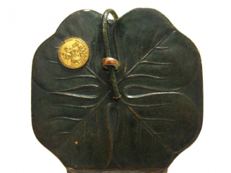 Vente aux enchères Carnet de bal Art Nouveau en cuir vert en forme de feuille et ornée d'