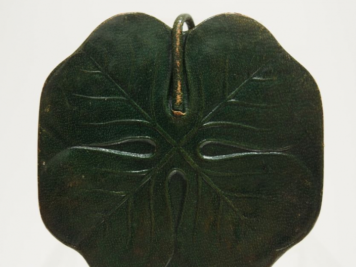 Carnet de bal Art Nouveau en cuir vert en forme de feuille et ornée d'
