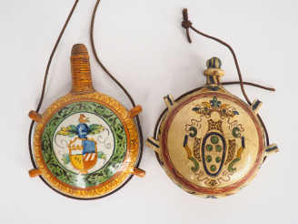 Vente aux enchères 2 gourdes de pèlerins de style italien en faïence à décor polychrome d