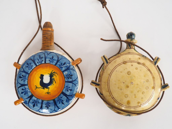 2 gourdes de pèlerins de style italien en faïence à décor polychrome d