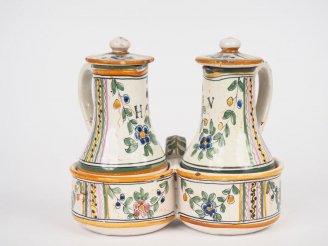 Vente aux enchères Hullier - vinaigrier en faïence à décor polychrome de guirlandes de fl