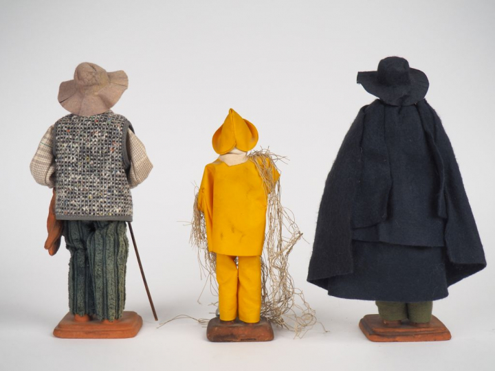 3 santons de Provence modernes en terre cuite figurant deux paysans et