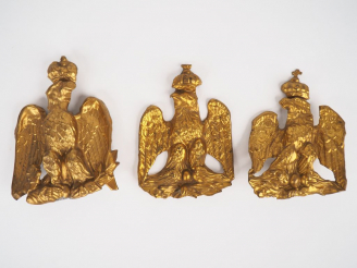 Vente aux enchères 3 aigles impériaux en laiton repoussé. Dim. 14,5 x 10 cm.