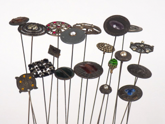 Vente aux enchères 19 épingles à chapeaux Napoléon III en métal argenté et cabochons de v