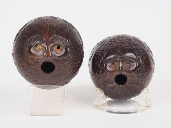 Poires à poudre début XIXème, noix de coco sculptées à décor de gueule