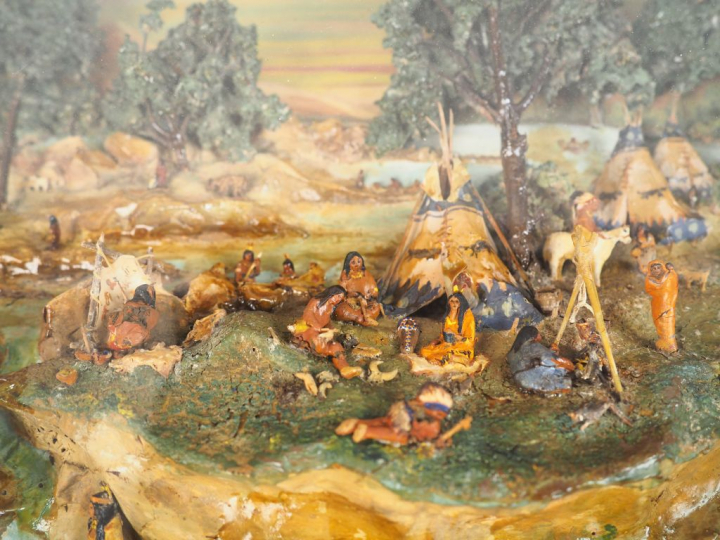 Diorama vers 1900, "le campement Indien". Dim. 10,5 x 57 x 48 cm.