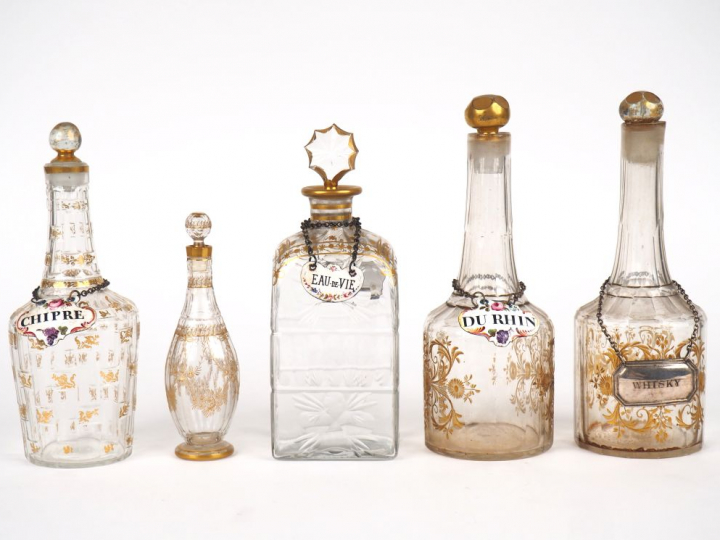 4 flacons à liqueur et un flacon à odeurs XIXème en verre à décor doré