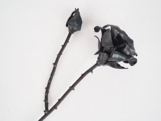 Vente aux enchères Rose épanouie et bouton de rose en métal patiné noir. H. 43,5 cm.