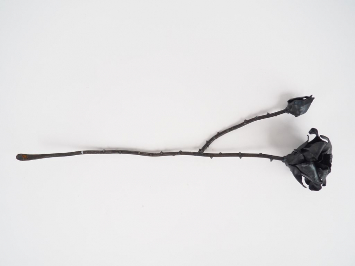 Rose épanouie et bouton de rose en métal patiné noir. H. 43,5 cm.