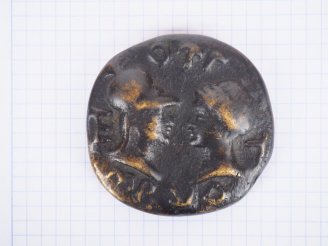 Vente aux enchères Médaillon en bronze de style antique à décor de buste casqué et d'un b