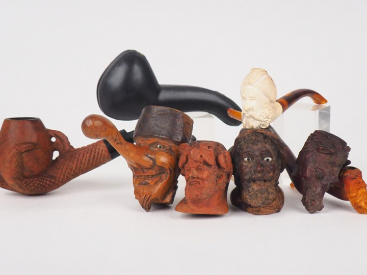7 pipes en bois sculpté dont une en écume de mer et 6 figurant des vis