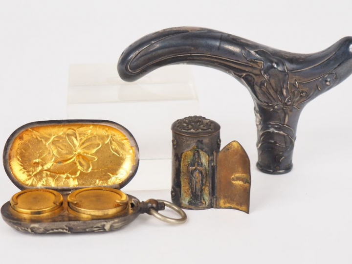 Etui à Louis Art Nouveau, un pommeau de canne Art Nouveau et une boîte