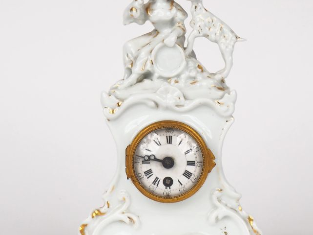Pendulette XIXème de style Louis XV en porcelaine de Paris à décor de 